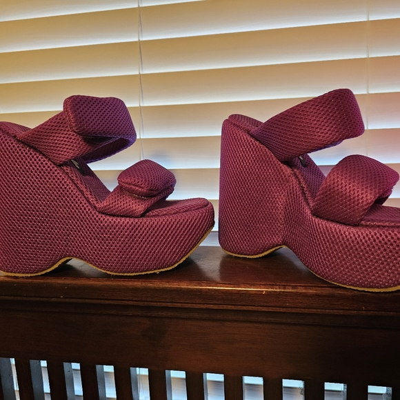 Brand SHEIN! RICH PURPLE SLIP ON HIGH WEDGE  SANDALS! SIZE 37 EUR., 6 1/2USA! - Picture 3 of 8